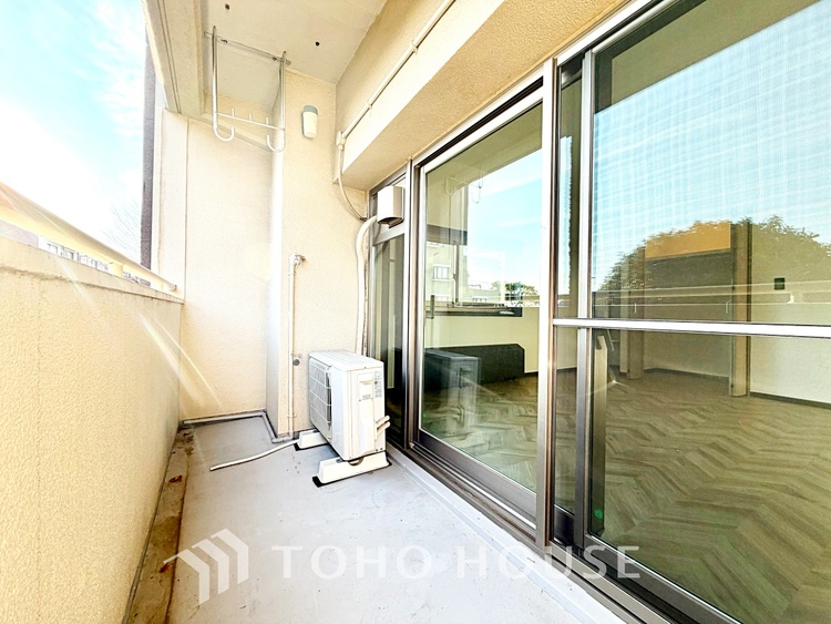 バルコニー ◆窓を開けると◆冷涼な風、そよぐリビング。だんらんの場所はここから始まり、ここで終わる。家族の笑顔が集う素敵な場所だから、こだわり抜いた思いが詰まっているのだと思う。