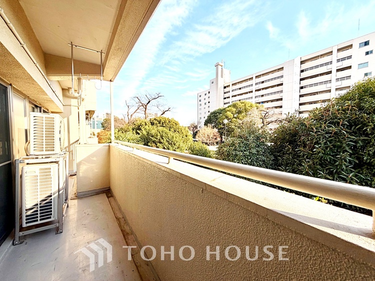 バルコニー ◆青空テラス◆ベランダから望む紺碧の空からそよ風、そして目に映るのはグリーン広がる風光明媚な世界。それは清々しい自然の薫りを肌で感じる幸せな空間。