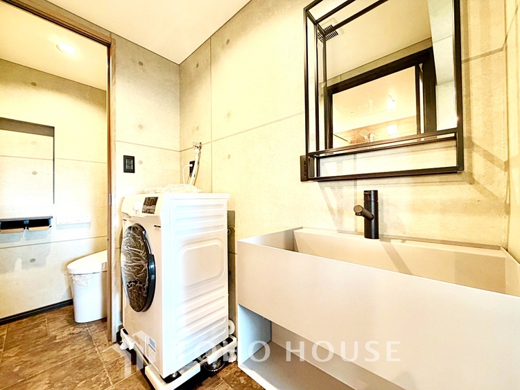 その他 【By the window】◆窓辺◆窓を開けベランダに出ると当所なく広がる街と空のスクリーン。風が凪ぎ一時停止する目の前の画面