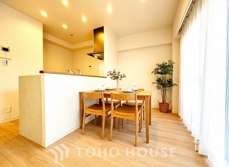 内装 ※家具はCGです。触れることが出来そうな環境が、そのままインテリアに。その豊かで眩い眺望には、心地よい光と風が溢れ、ずっと眺めていたくなるような空間を演出してくれます。