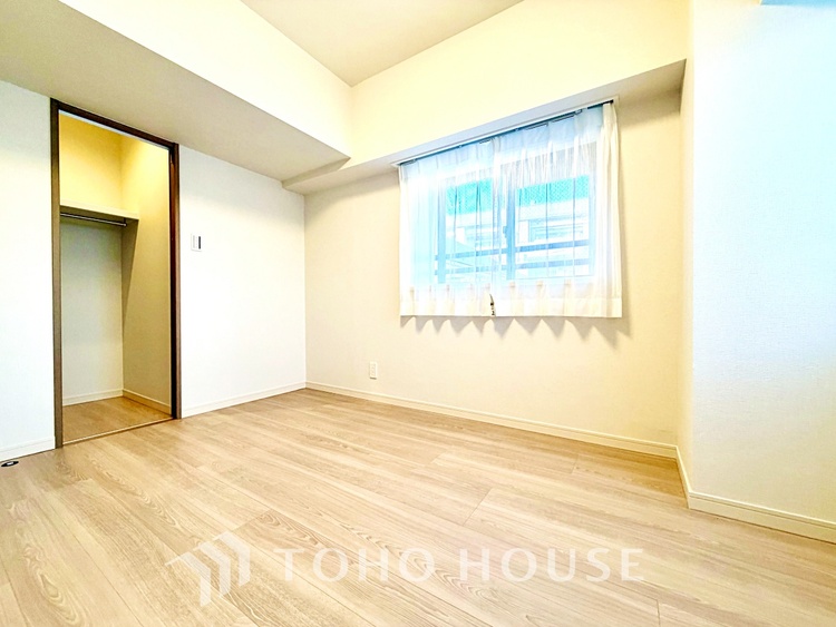 内装 【Ease】家族個々の安らぎの空間。プライベートなBedRoomは暮らす方の感性で造り上げたいもの。誰もが好みで飾れるシンプルな室内に仕上げてあります。