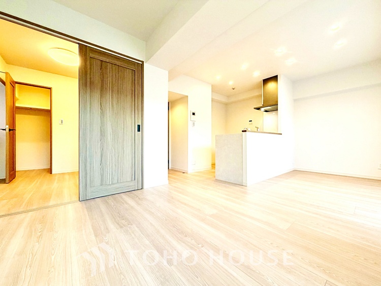 内装 太陽の光をスマートにリビングへ。優しくいざなわれた採光が朝は目を覚ませ、昼はくつろぎ、そして夕刻には温もりを与える。他にはないおしゃれなデザインで。