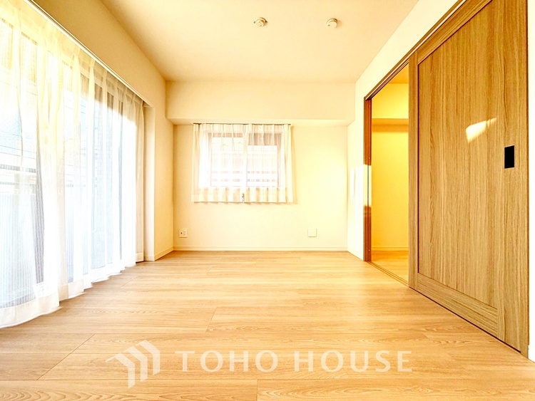 内装 ◆青空テラス◆ベランダから望む紺碧の空からそよ風、そして目に映るのはグリーン広がる風光明媚な世界。それは清々しい自然の薫りを肌で感じる幸せな空間。