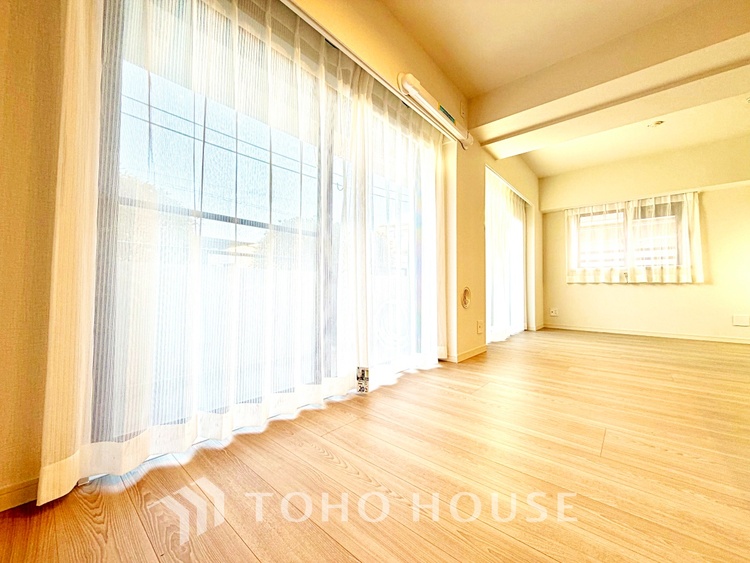 内装 【smart design】◆スマートデザイン◆太陽の光をスマートにリビングへ。優しくいざなわれた採光が朝は目を覚ませ、昼はくつろぎ、そして夕刻には温もりを与える。他にはないおしゃれなデザインで。