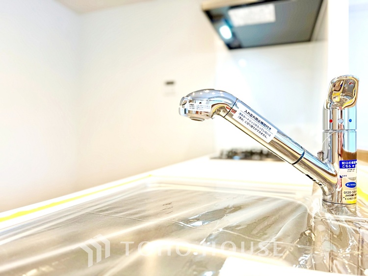 キッチン 【Kitchen】美しく使いやすいキッチンは油汚れが簡単に拭き取れる素材で加工されており、浄水器シャワーから流す水の音を軽減する静かなシンクを採用。見えないところにさり気ない配慮が嬉しい