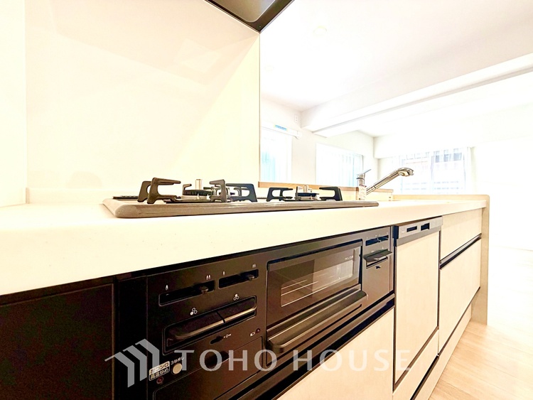 キッチン 【Entrance】仕事は好きだ。でも今日という一日はあまり芳しくない日もある。とぼとぼと家路に付く頃、ふと目を上げると我が家のエントランス。