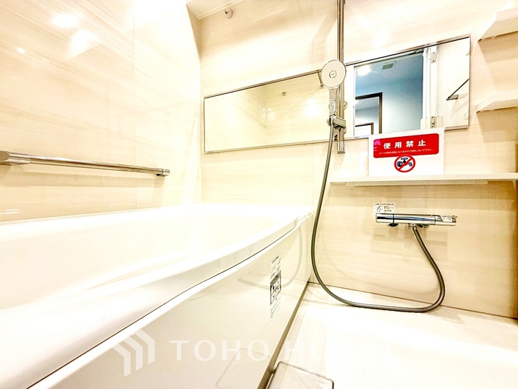 風呂 【Swaying surface】光に照らし出されたバスルーム。膨よかな湿度と静かに揺れる眼前の水面