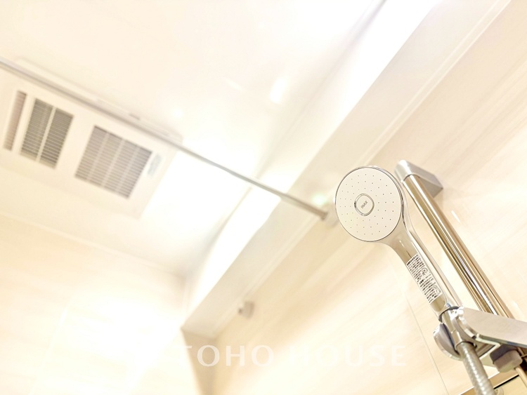 風呂 ◆木漏れ日◆の様な採光が優しく足元を照らし、心地いい暮らしの道しるべを写し出す。この空間で過ごす家族との語らいの時間がとても素敵で幸せを感じるかもしれない。【Holiday of a home】