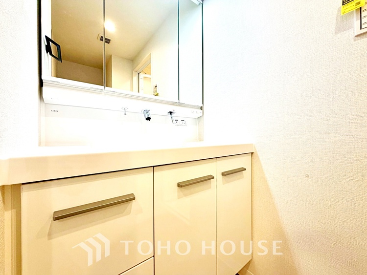 洗面 【Wash basin】十分な大きさの洗面台は収納もさる事ながら、身だしなみチェックや歯磨きなど、朝の慌ただしい時間でもホテルライクなスペースで余裕とゆとりを感じて頂けます。