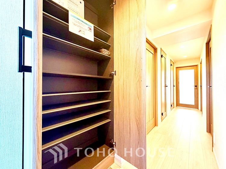 収納 靴を美しく収納できて、マジックのように玄関がすっきりします。ベビーカー、ゴルフ道具、アウトドア用品など、外で使用するアイテムを玄関ドアの近くに収納できます。