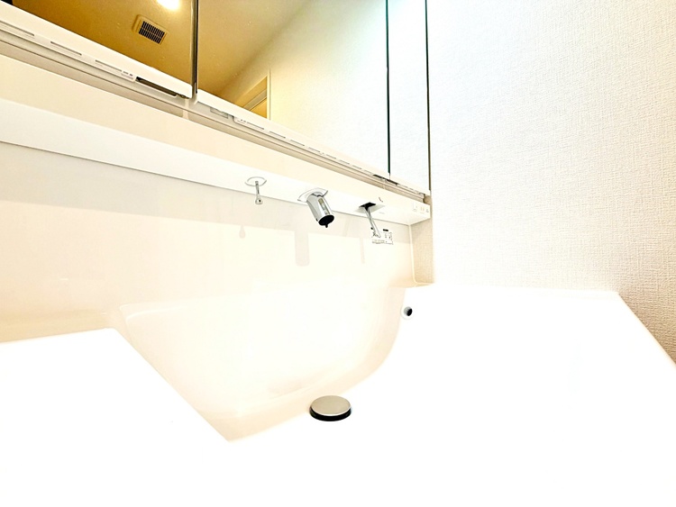 収納 【closet】奥行きのあるクローゼットを採用。衣装ケースや、掃除機といった電化製品まで多くの物を収納できるようなつくりになっております。是非一度、ご自身の目でお確かめ下さい。