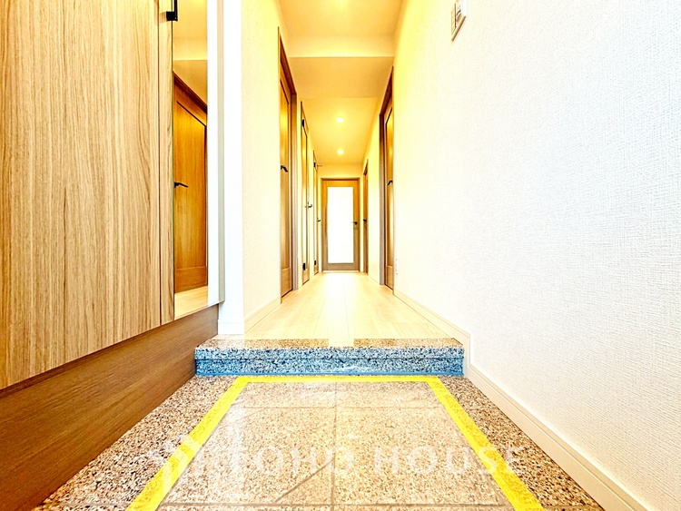 玄関 【Living room】◆リビング◆家族への思いを抱きながら、平和に過ごす悠久の時。