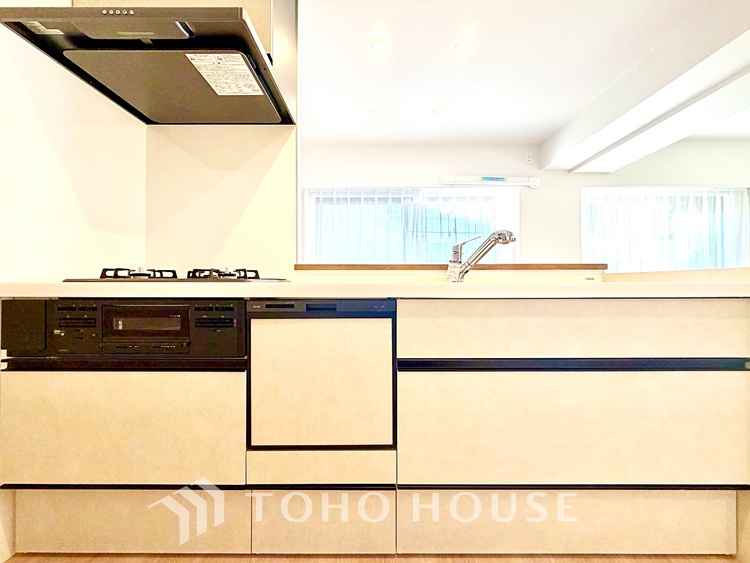 その他 【By the window】◆窓辺◆窓を開けベランダに出ると当所なく広がる街と空のスクリーン。風が凪ぎ一時停止する目の前の画面