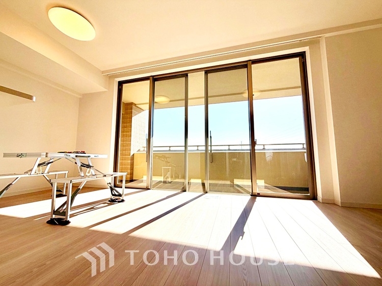 内装 触れることが出来そうな環境が、そのままインテリアに。その豊かで眩い眺望には、心地よい光と風が溢れ、ずっと眺めていたくなるような空間を演出してくれます。