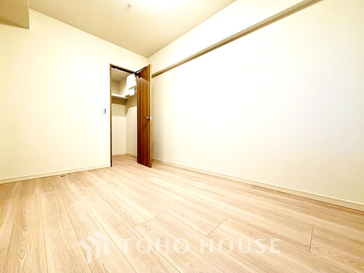 内装 【Bouncy conversation】　パートナーや家族が集う憩いの空間。真新しい木目のフローリングや白亜のクロスを陽の光、ダウンライトが照らし出し、家族・友人・知人の会話に華を咲かせます。