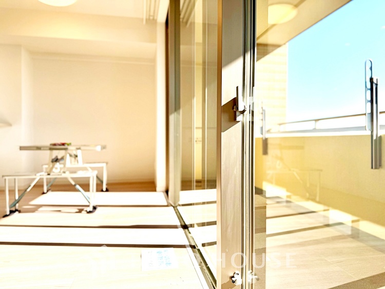 内装 ◆青空テラス◆ベランダから望む紺碧の空からそよ風、そして目に映るのはグリーン広がる風光明媚な世界。それは清々しい自然の薫りを肌で感じる幸せな空間。