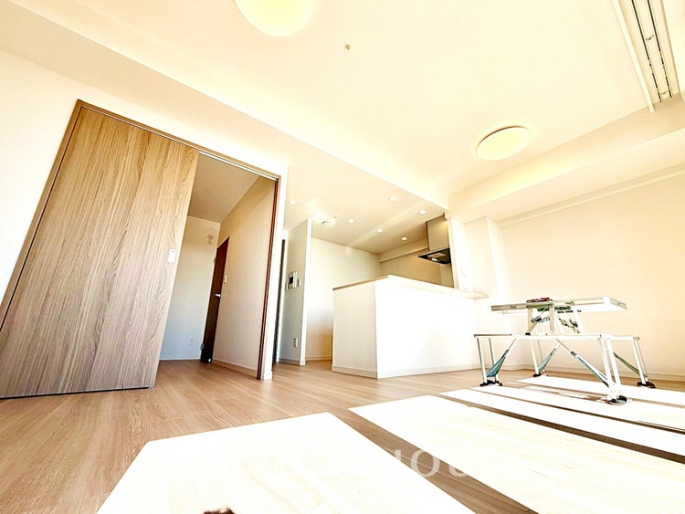 内装 【smart design】◆スマートデザイン◆太陽の光をスマートにリビングへ。優しくいざなわれた採光が朝は目を覚ませ、昼はくつろぎ、そして夕刻には温もりを与える。他にはないおしゃれなデザインで。