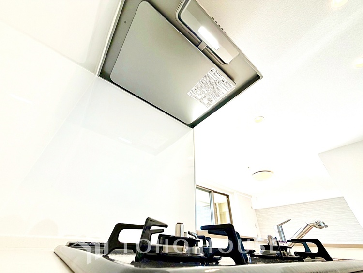 キッチン 【Kitchen】美しく使いやすいキッチンは油汚れが簡単に拭き取れる素材で加工されており、浄水器シャワーから流す水の音を軽減する静かなシンクを採用。