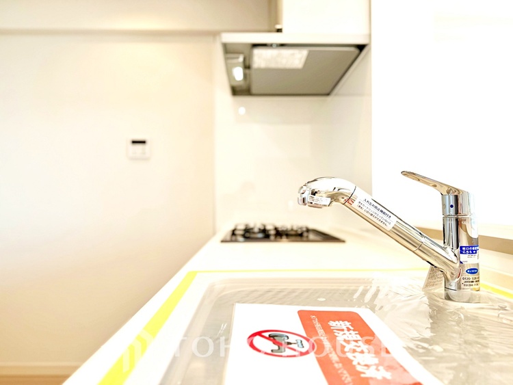 キッチン 【Kitchen】美しく使いやすいキッチンは油汚れが簡単に拭き取れる素材で加工されており、浄水器シャワーから流す水の音を軽減する静かなシンクを採用。見えないところにさり気ない配慮が嬉しい