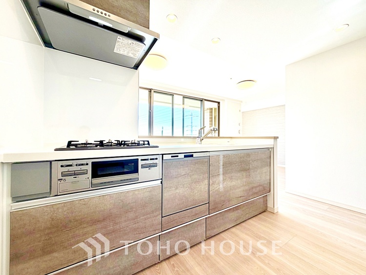 キッチン 【Entrance】仕事は好きだ。でも今日という一日はあまり芳しくない日もある。とぼとぼと家路に付く頃、ふと目を上げると我が家のエントランス。