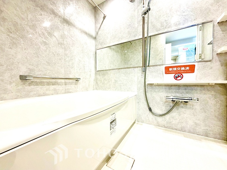 風呂 【Swaying surface】光に照らし出されたバスルーム。膨よかな湿度と静かに揺れる眼前の水面