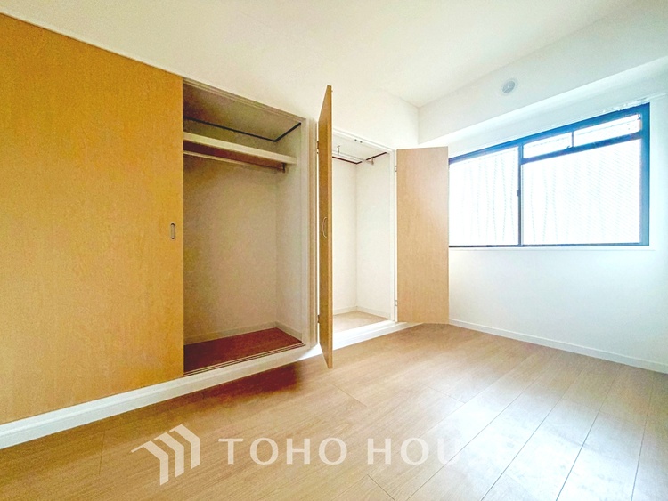 内装 【Bouncy conversation】　パートナーや家族が集う憩いの空間。真新しい木目のフローリングや白亜のクロスを陽の光、ダウンライトが照らし出し、家族・友人・知人の会話に華を咲かせます。