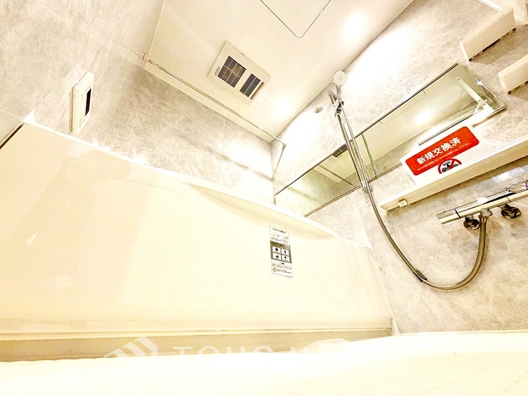 風呂 ◆木漏れ日◆の様な採光が優しく足元を照らし、心地いい暮らしの道しるべを写し出す。この空間で過ごす家族との語らいの時間がとても素敵で幸せを感じるかもしれない。【Holiday of a home】