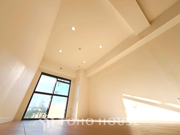 内装 【smart design】◆スマートデザイン◆太陽の光をスマートにリビングへ。優しくいざなわれた採光が朝は目を覚ませ、昼はくつろぎ、そして夕刻には温もりを与える。他にはないおしゃれなデザインで。