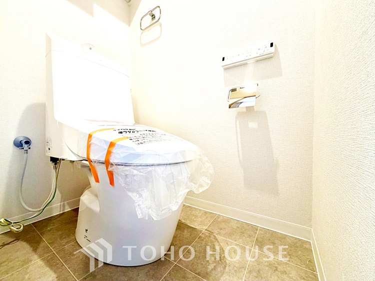 トイレ 【toilet】トイレットペーパーの使用回数を減らせることです。 シャワートイレを使用すれば、洗浄して汚れを落とすことができるため、トイレットペーパーの使用を最小限にとどめることができます。