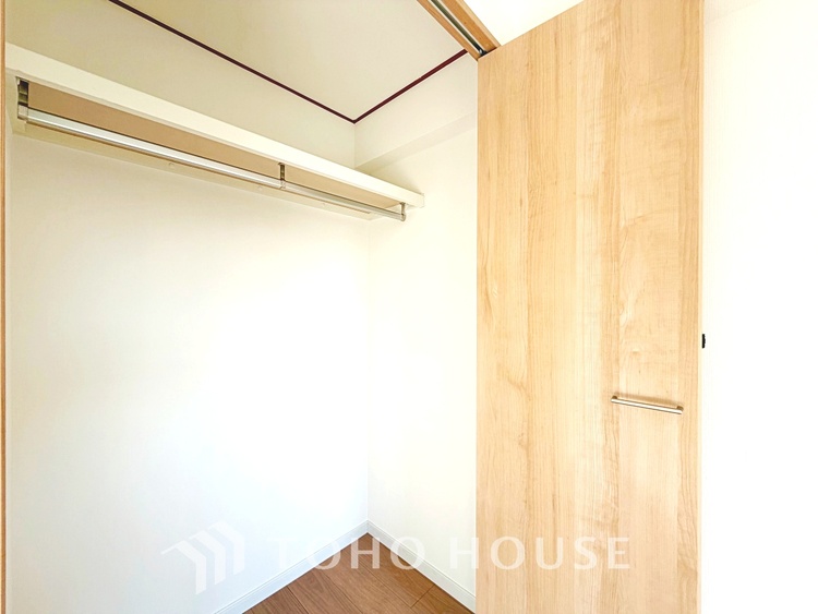 内装 ◆サンサンと◆差し込む太陽の光がこのリビングに笑いをもたらす。