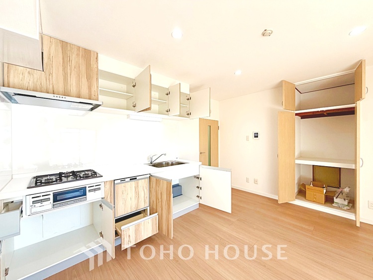 キッチン 【Kitchen】美しく使いやすいキッチンは油汚れが簡単に拭き取れる素材で加工されており、浄水器シャワーから流す水の音を軽減する静かなシンクを採用。