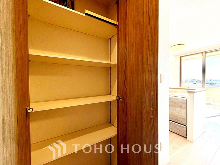 収納 【Entrance】仕事は好きだ。でも今日という一日はあまり芳しくない日もある。とぼとぼと家路に付く頃、ふと目を上げると我が家のエントランス。