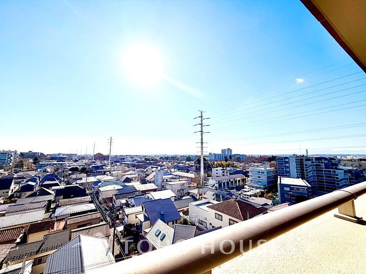 バルコニー ◆青空テラス◆ベランダから望む紺碧の空からそよ風、そして目に映るのはグリーン広がる風光明媚な世界。それは清々しい自然の薫りを肌で感じる幸せな空間。