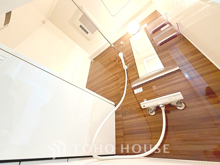 風呂 ◆木漏れ日◆の様な採光が優しく足元を照らし、心地いい暮らしの道しるべを写し出す。この空間で過ごす家族との語らいの時間がとても素敵で幸せを感じるかもしれない。【Holiday of a home】