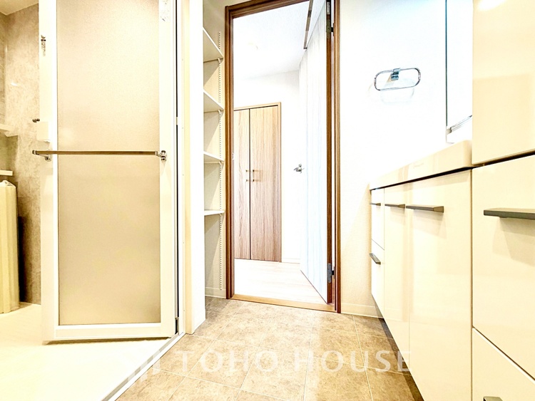 その他 【By the window】◆窓辺◆窓を開けベランダに出ると当所なく広がる街と空のスクリーン。風が凪ぎ一時停止する目の前の画面