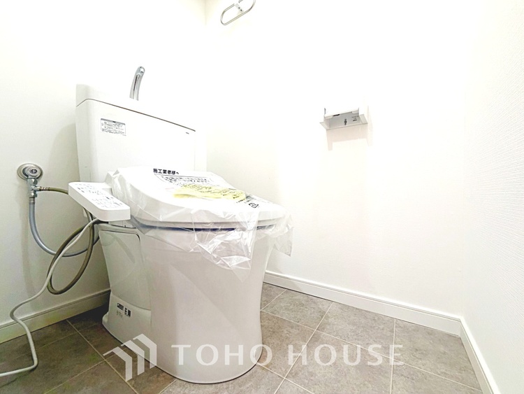 トイレ 【toilet】トイレットペーパーの使用回数を減らせることです。 シャワートイレを使用すれば、洗浄して汚れを落とすことができるため、トイレットペーパーの使用を最小限にとどめることができます。