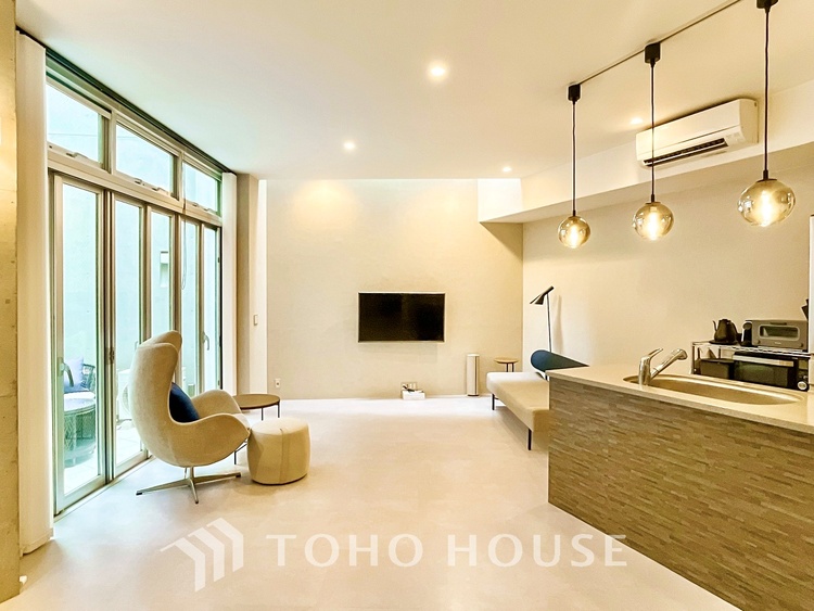 内装 触れることが出来そうな環境が、そのままインテリアに。その豊かで眩い眺望には、心地よい光と風が溢れ、ずっと眺めていたくなるような空間を演出してくれます。