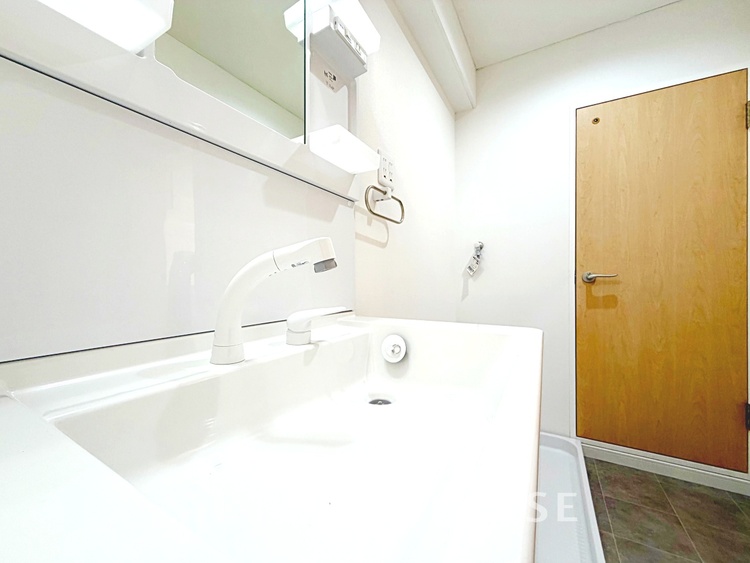 収納 【closet】奥行きのあるクローゼットを採用。衣装ケースや、掃除機といった電化製品まで多くの物を収納できるようなつくりになっております。是非一度、ご自身の目でお確かめ下さい。