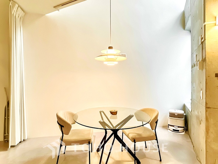 内装 太陽の光をスマートにリビングへ。優しくいざなわれた採光が朝は目を覚ませ、昼はくつろぎ、そして夕刻には温もりを与える。他にはないおしゃれなデザインで。