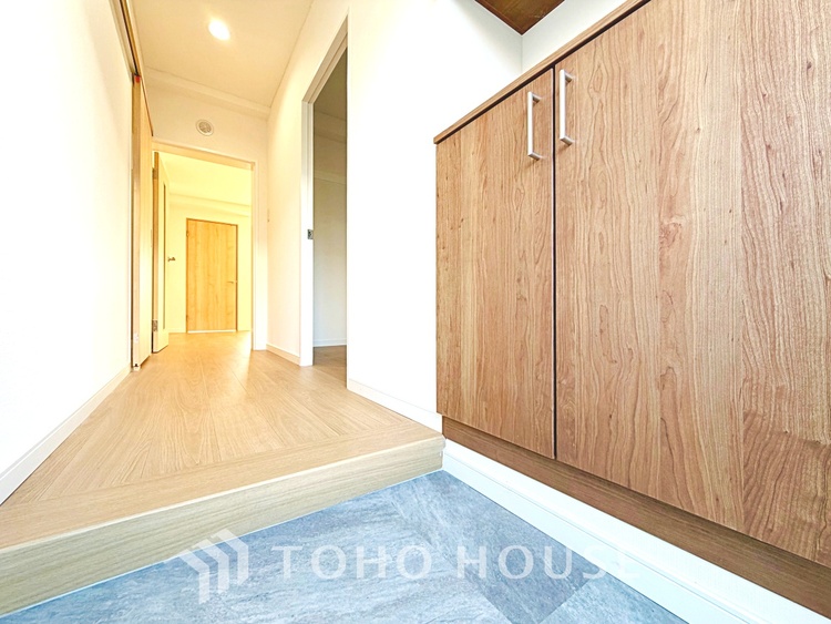 玄関 【Living room】◆リビング◆家族への思いを抱きながら、平和に過ごす悠久の時。