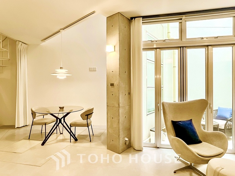 内装 大きな窓から差し込む陽光が心地よい、家族が自然と集まる開放的なリビング空間です。