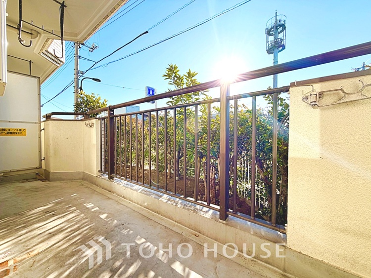 バルコニー ◆窓を開けると◆冷涼な風、そよぐリビング。だんらんの場所はここから始まり、ここで終わる。家族の笑顔が集う素敵な場所だから、こだわり抜いた思いが詰まっているのだと思う。