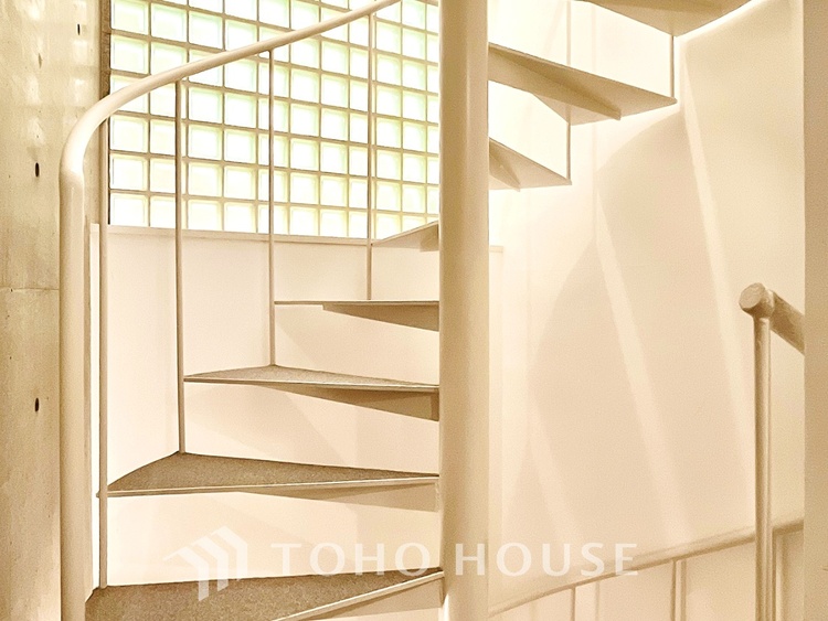 内装 プライベートな時間を大切にできる、落ち着いた洋室。収納も充実し快適な暮らしを実現します。