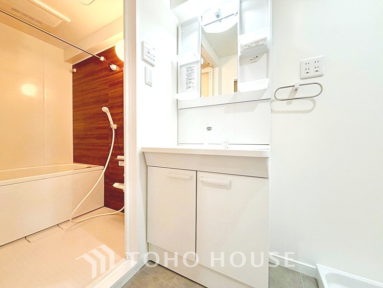 その他 【By the window】◆窓辺◆窓を開けベランダに出ると当所なく広がる街と空のスクリーン。風が凪ぎ一時停止する目の前の画面