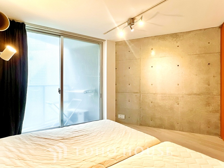 内装 静かな環境で集中できる洋室。仕事や趣味のスペースとしても活用できる便利な空間です。