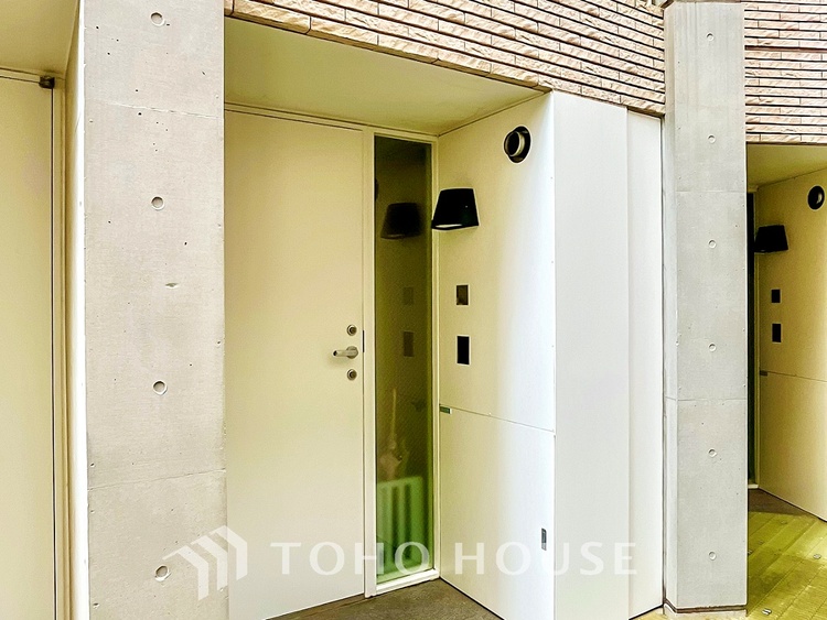 内装 シンプルで洗練されたデザインが魅力のリビング。インテリアを自由に楽しめる空間です。