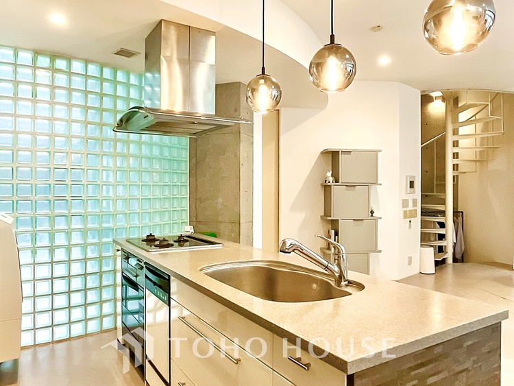 キッチン 食器収納も充実した、片付けやすいキッチン。毎日の家事が快適に進みます。