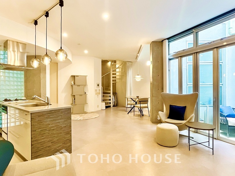 キッチン 清潔感あふれるシンプルなデザインで、どんなインテリアにも馴染むキッチン空間です。