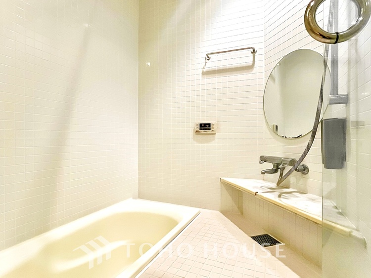 風呂 【Swaying surface】光に照らし出されたバスルーム。膨よかな湿度と静かに揺れる眼前の水面