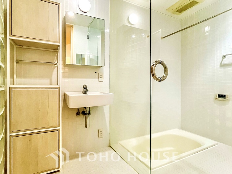 洗面 【Wash basin】十分な大きさの洗面台は収納もさる事ながら、身だしなみチェックや歯磨きなど、朝の慌ただしい時間でもホテルライクなスペースで余裕とゆとりを感じて頂けます。